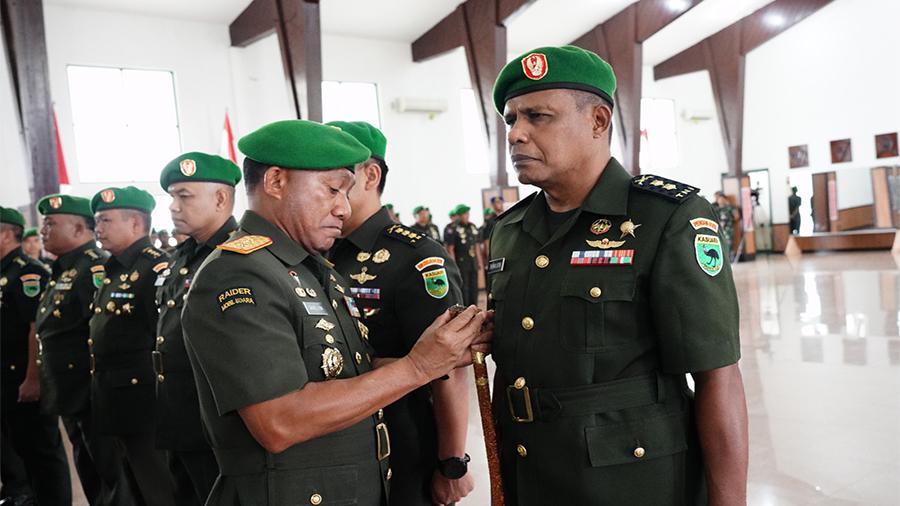 Mayjen-TNI-Gabriel-Lema-melantik-sejumlah-pejabat-tinggi-Kodam-XVIIIKasuari.jpg