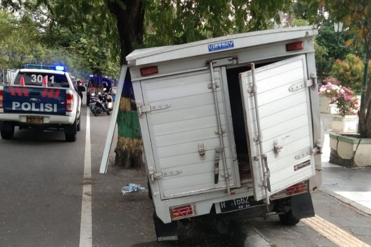 Kronologi Mobil Boks Tabrak Pohon di Sleman, Sopirnya Keluar dengan Membawa Tangannya yang Putus
