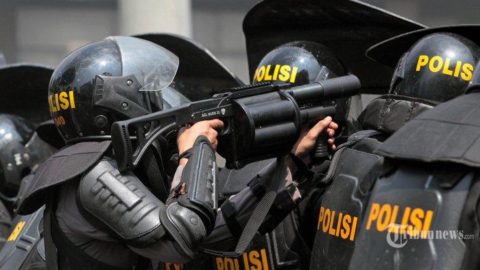 Oknum-polisi-iseng-menembakkan-pelontar-gas-air-mata.jpg