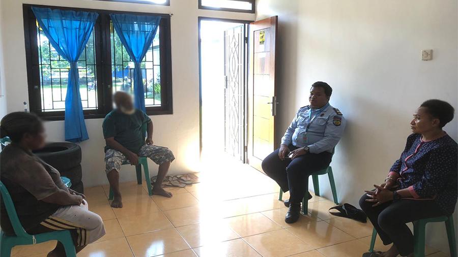 Orang Tua Bawa Anak ODGJ Rumah Aman Manokwari, Tak Punya Biaya ke RSJ Jayapura