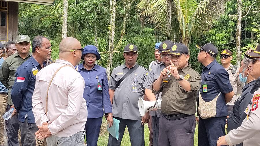 PN-Fakfak-sebelum-mengeksekusi-bangunan-rumah-di-Kawasan-Kalimati-Fakfak-Utara.jpg