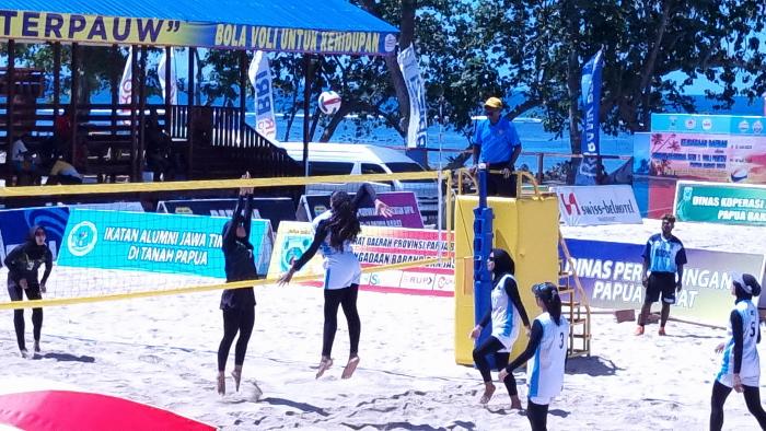 Papua-Barat-vs-DKI-Jakarta-Sirnas-Voli-Pantai-4x4.jpg