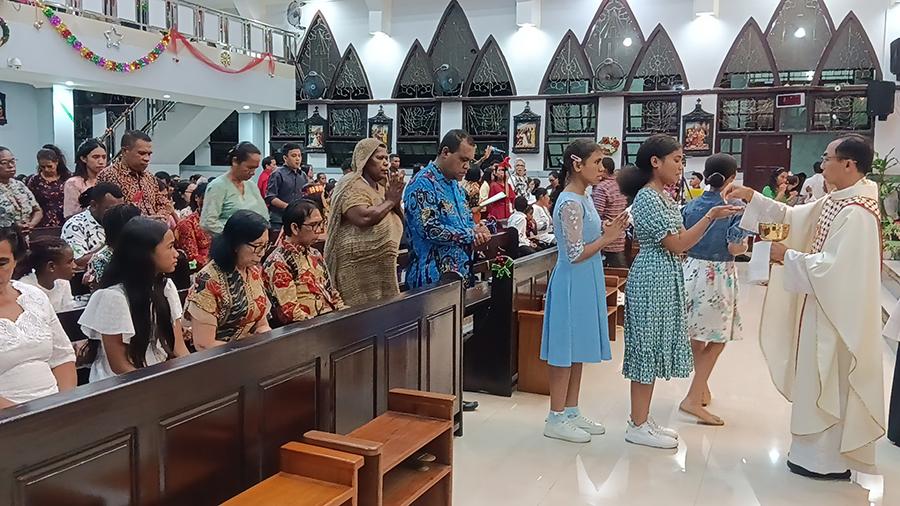 Pesan Pastor Antonius di Manokwari: Rayakan Natal dengan Berbagi, Bukan Perayaan Mewah