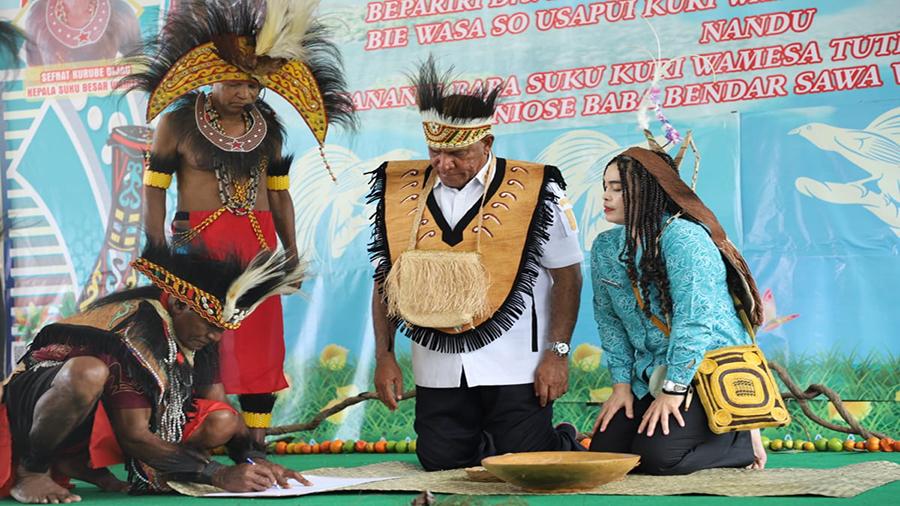 Paulus-Waterpauw-dikukuhkan-sebagai-anak-adat-dan-sesepuh-Kuri-Wamesa.jpg