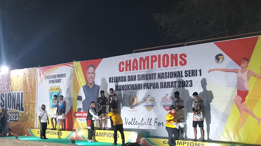 Paulus-Waterpauw-menyerahkan-hadiah-kepada-juara-tim-putra.jpg
