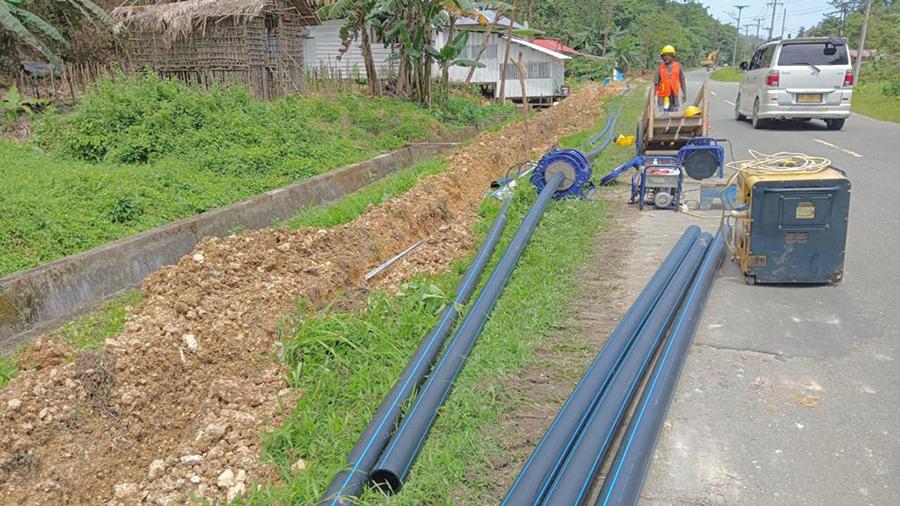 Pekerja-sedang-memasang-instalasi-jaringan-pipa-air-bersih.jpg