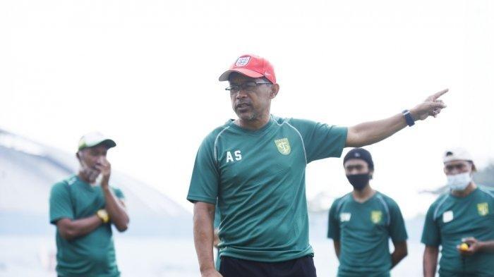 Pelatih-Persebaya-Aji-Santoso-saat-memimpin-latihan-tim.jpg