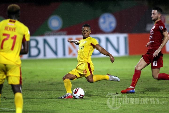 Pemain-Bhayangkara-FC-Renan-Silva-berusaha-menjebol-gawang-Persija-Jakarta.jpg