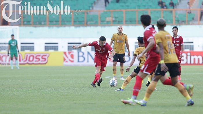 Pemain-Persis-Solo-Alexis-Messidoro-dua-dari-kiri-merah.jpg