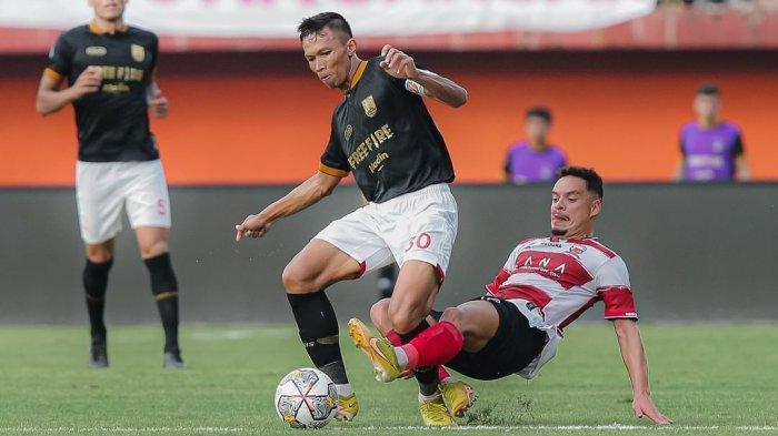 Pemain-Persis-Solo-Eky-Taufik-dan-Madura-United-FC-Lulinha-berebut-bola.jpg