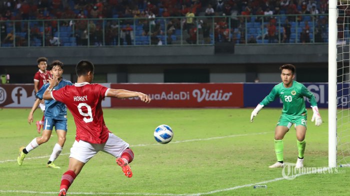 Pemain-Timnas-Indonesia-U-19-Hokky-Caraka-Bintang-Brilliant-mencoba-mencetak-gol-kegawang-Brunei.jpg