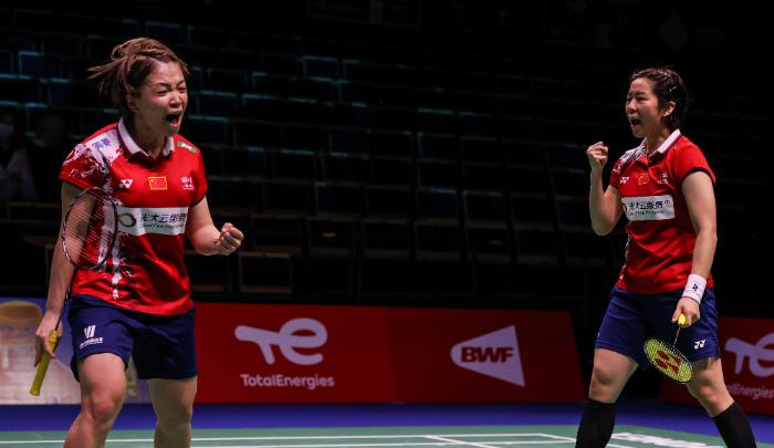 Pemain-badminton-ganda-putri-China-Chen-Qing-ChenJia-Yi-Fan.jpg