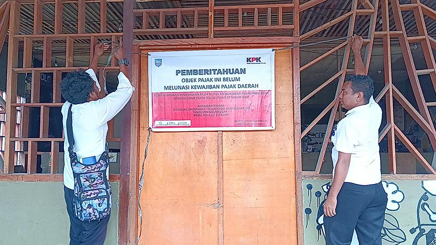 Pemasangan-plang-spanduk-di-Coffeebreak-di-Jalan-Drs-Esau-Sesa.jpg