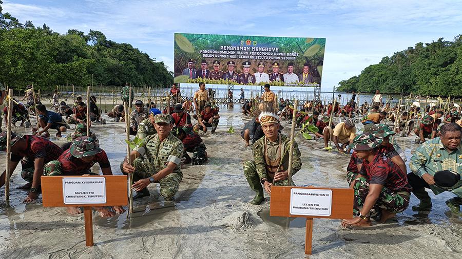 Pangkogabwilhan III Ikut Tanam 1.500 Mangrove di Kampung Saubeba‎ Manokwari