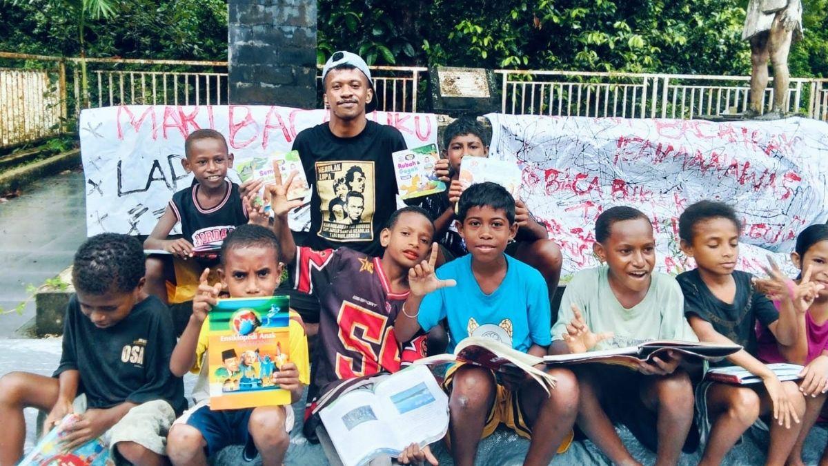 Pendiri-Rumah-Baca-Siboban-Irak-Igaimanawas-Zulkifli-Patipi.jpg