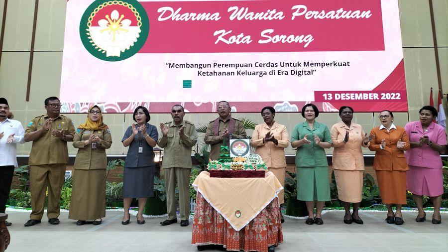 Penjabat-Wali-Kota-Sorong-George-Yarangga-bersama-Ketua-Dharma-Wanita-Persatuan.jpg