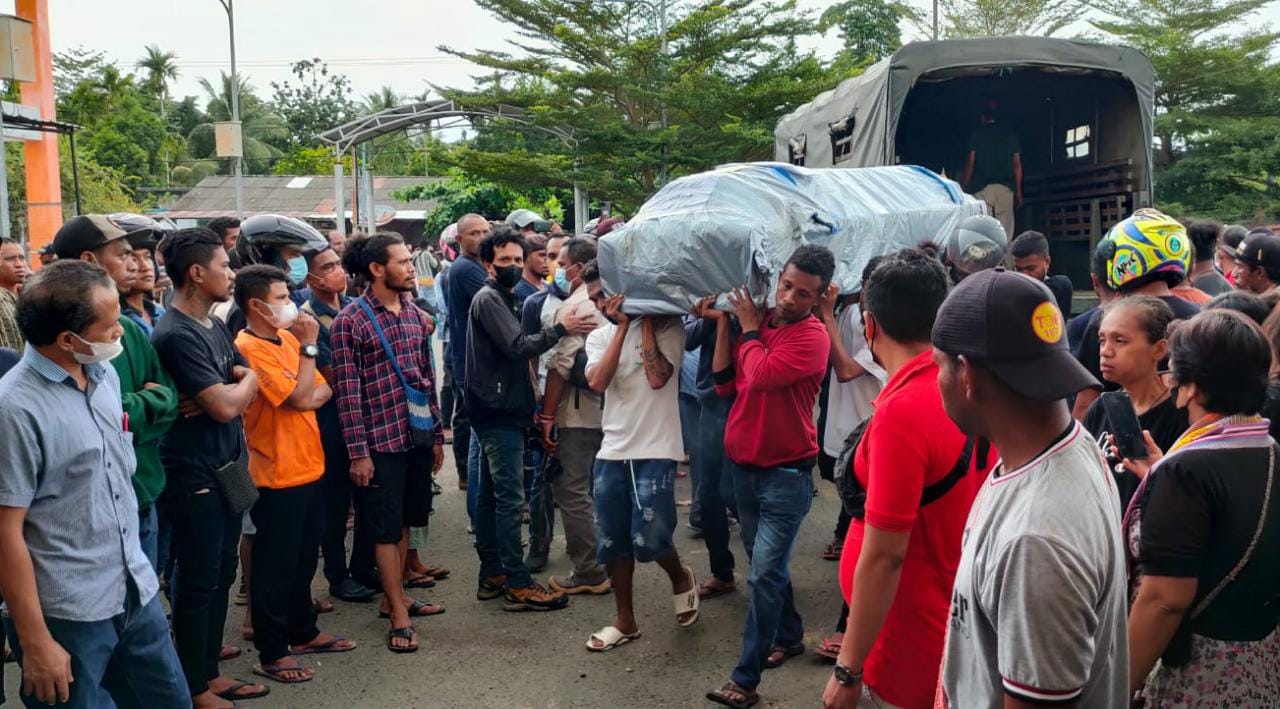 18 Jenazah Laka Maut Dipulangkan, Isak Tangis Warga NTT Pecah di Bandara Rendani Manokwari