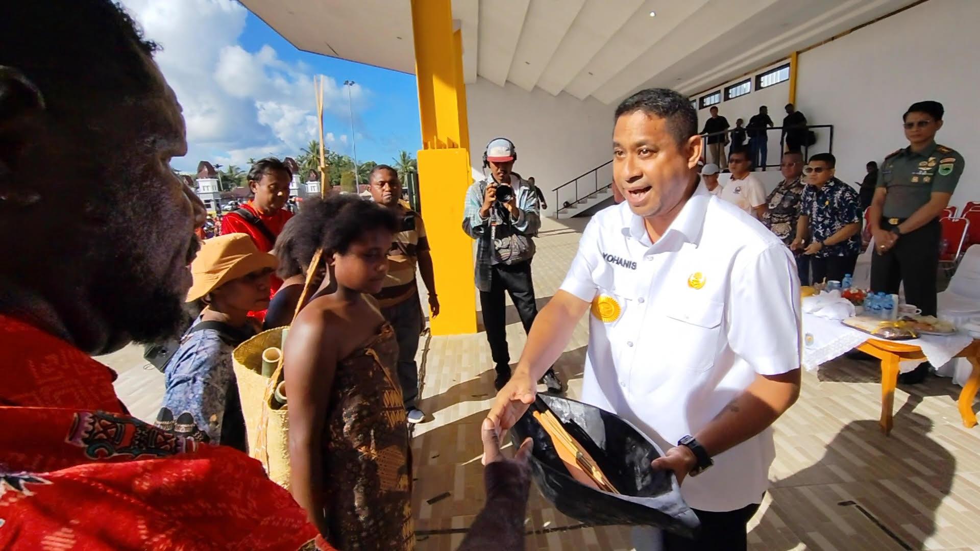 Penyerahan-alat-makan-tradisional-dari-suku-kuri-pada-Bupati-Yohanis-Manibuy.jpg