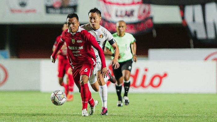 Penyerang-Persis-Solo-Ferdinand-Sinaga-menggiring-bola-saat-melawan-Persik-Kedir.jpg