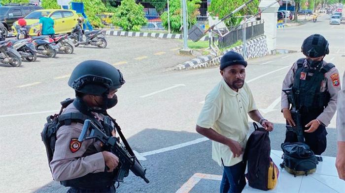 Setelah Ledakan Bom di Mapolsek Astanaanyar Kota Bandung, Polres Sorong Kota Periksa Tas Tamu