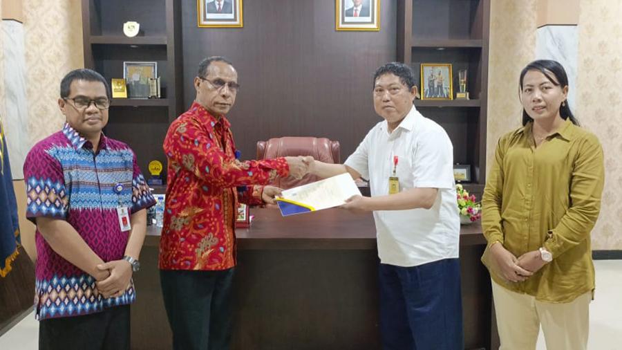 Piet-Bukorsyom-menyerahkan-dua-surat-pencatatan-ciptaan.jpg