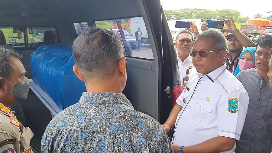 Pj-Wali-Kota-Sorong-George-Yarangga-melepas-pemulangan-jenazah-korban-pembakaran.jpg