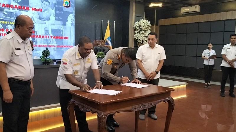 Polresta dan Pemkab Manokwari Teken MoU Kampung Kamtibmas Tangguh