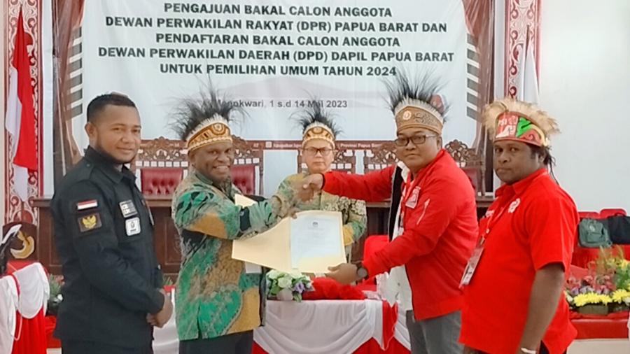 Purwanto-menerima-berkas-hasil-verifikasi-35-bacaleg-dari-Ketua-KPU-Papua-Barat.jpg