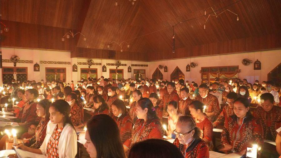 Ribuan-umat-Paroki-Arnoldus-Janssen-Malanu-mengikuti-misa-perayaan-Natal.jpg