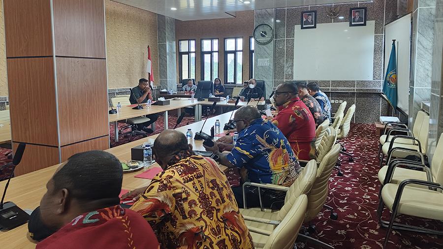 Romilus-Tatuta-memimpin-rapat-dengar-pendapat.jpg