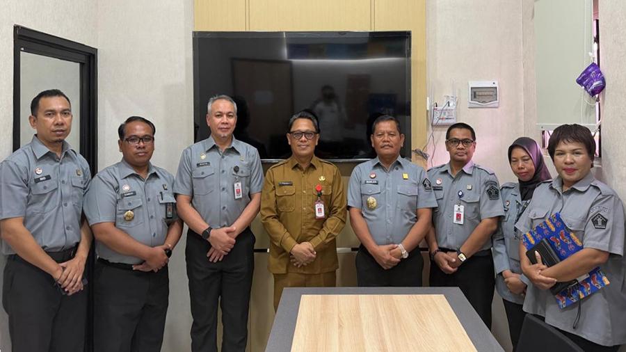 Sahata-Marlen-Situngkirdan-Kepala-Disparekraf-Provinsi-Papua-Barat-Daya-Yusdi-N-Lamatenggo.jpg