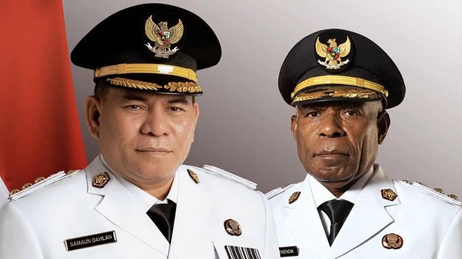 Samaun-Dahlan-dan-Donatus-Nimbitkendik-Pasangan-bupati-dan-wakil-bupati-Fakfak.jpg