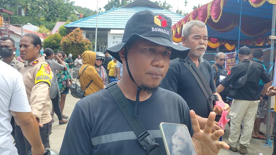 Samsudin-Renuat-memberikan-keterangan-pers-kepada-wartawan.jpg