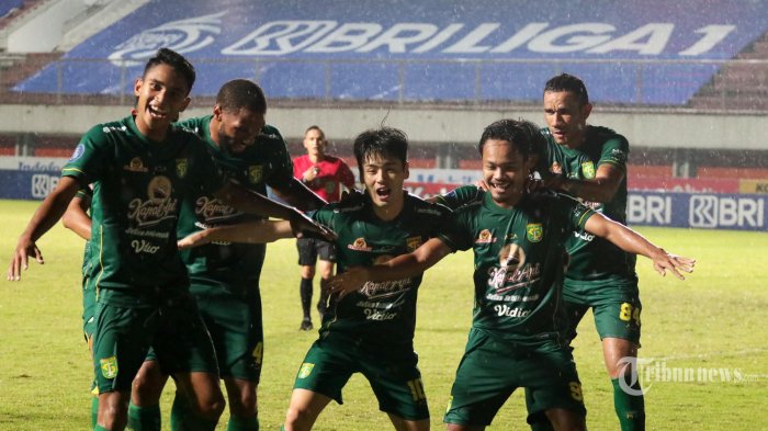 Sejumlah-Pemain-Persebaya-Surabaya-merayakan-kemenangan.jpg