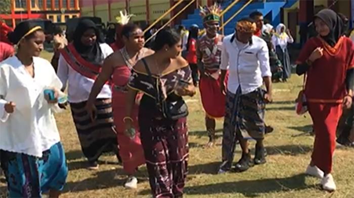 Sejumlah-pemuda-bergoyang-bersama-setelah-upacara-peringatan-Hari-Sumpah-Pemuda.jpg