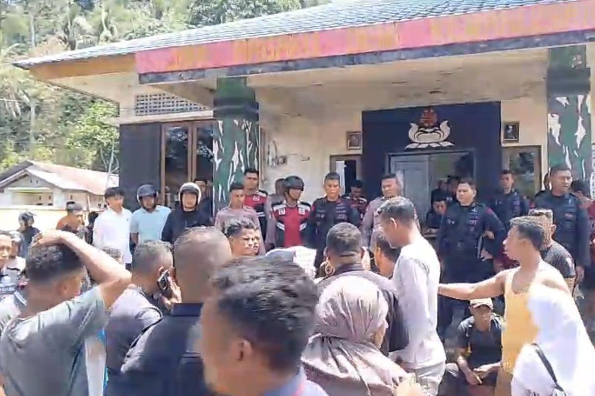 Sejumlah-warga-Bula-Kabupaten-SERAM-Bagian-Timur-Maluku-mengamuk-di-markas-Brimob-Kompi.jpg