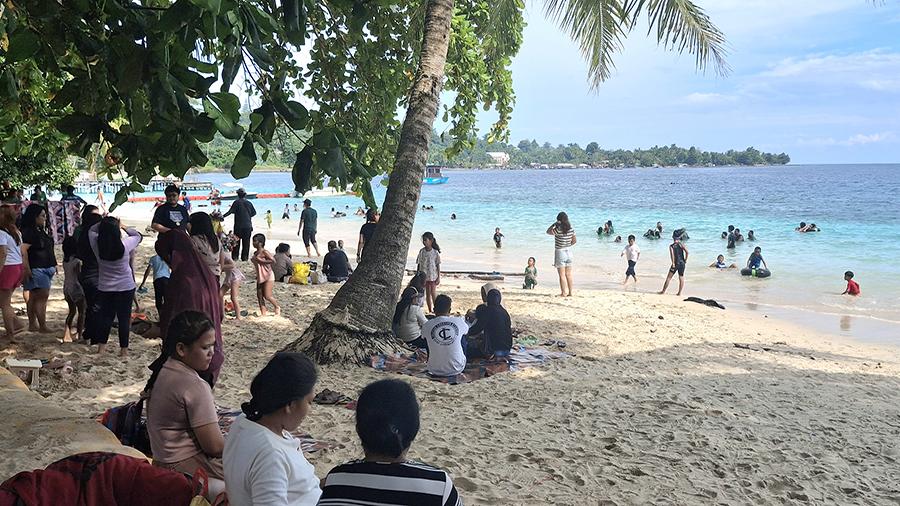 Sejumlah-warga-memadati-kawasan-wisata-Pantai-Pasir-Putih-Jumat-1612025.jpg