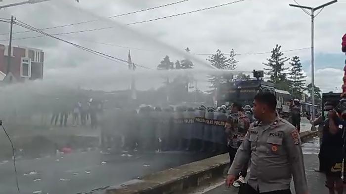 Simulasi-petugas-Polres-Teluk-Bintuni-membubarkan-massa-pengunjuk-rasa.jpg