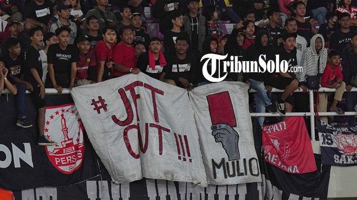 Spanduk-JFT-Out-yang-terpasang-saat-laga-Persis-Solo-vs-Persita-Tangerang.jpg