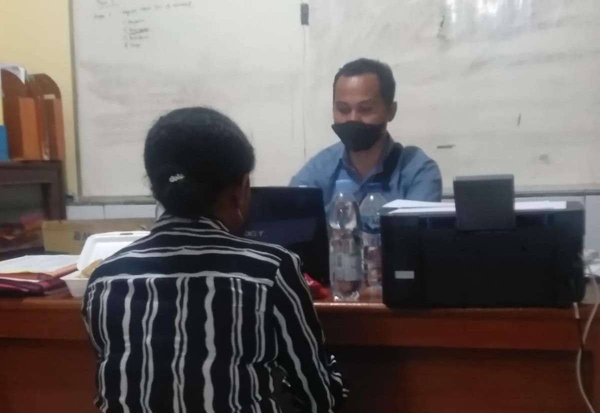 Suasana-ketika-Polisi-memeriksa-ES-sebagai-saksi-dalam-kasus-ujaran-kebencian-di-media-sosial.jpg