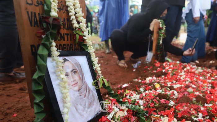 Suasana-pemakaman-selebritis-Vanessa-Adzania-atau-lebih-dikenal-Vanessa-Angel.jpg