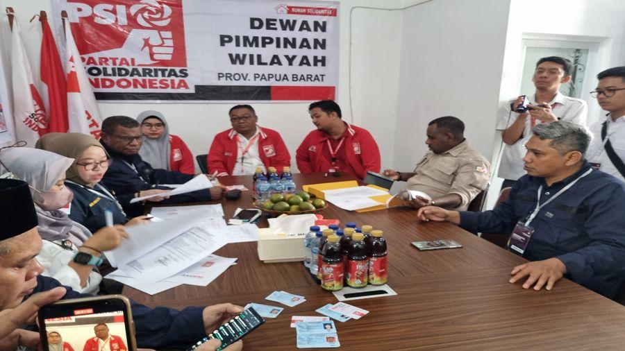 Tim-verifikator-KPU-Papua-Barat-sedang-memeriksa-kepengurusan-DPW-PSI-Papua-Barat.jpg