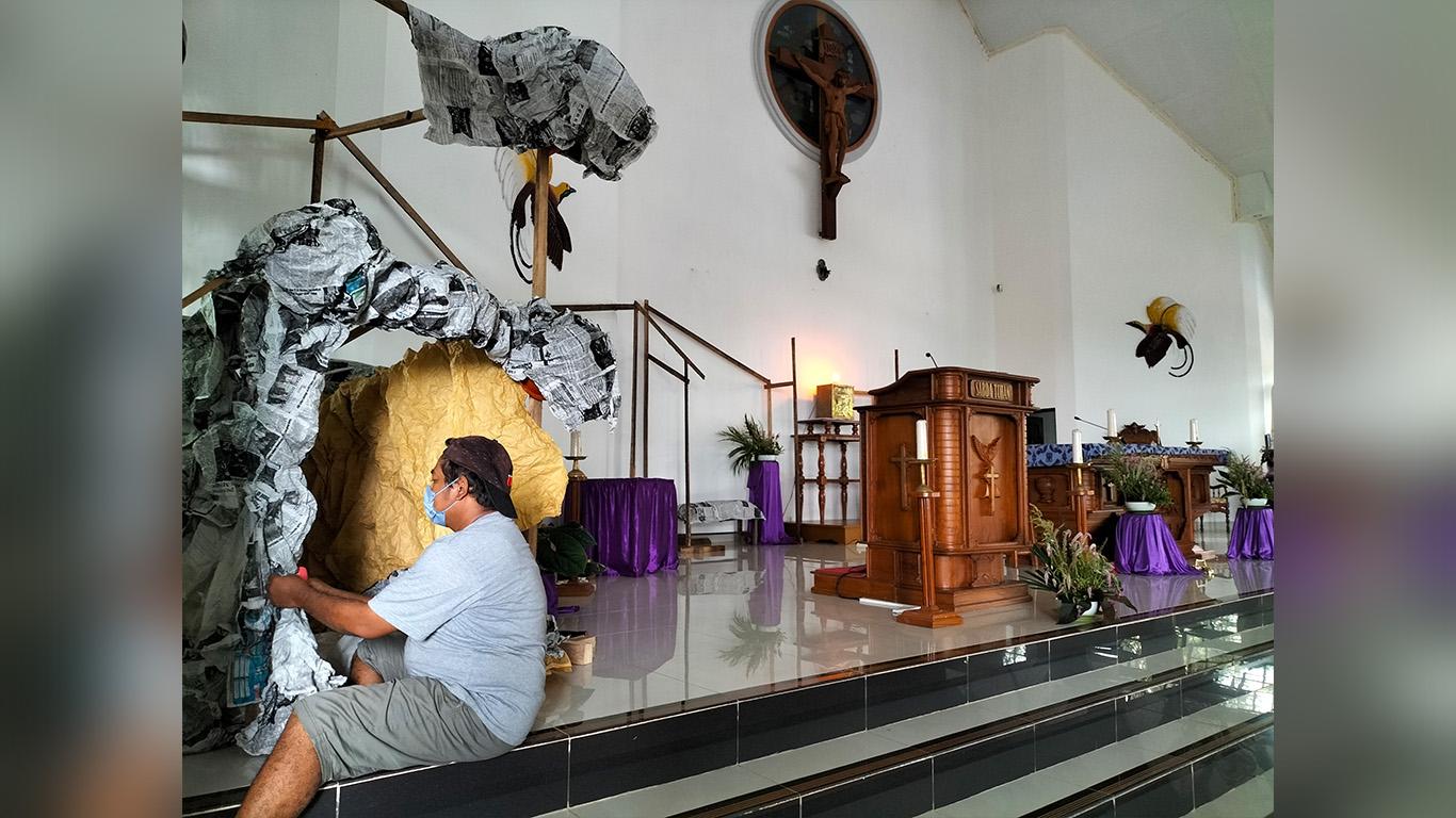 Umat-mendekorasi-Gereja-Katolik-St-Thomas-Aquinas-Amban-Manokwari-Papua-Barat.jpg