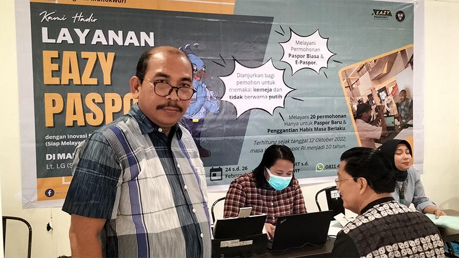 Victor-Manurung-Kepala-Divisi-Keimigrasian-Kanwil-Kementerian-Hukum-dan-HAM-Papua-Barat.jpg