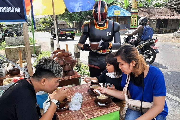 Sosok di Balik Video Viral Ksatria Baja Hitam Jualan Cendol, Sebut Omzet Dagangannya Kini Naik