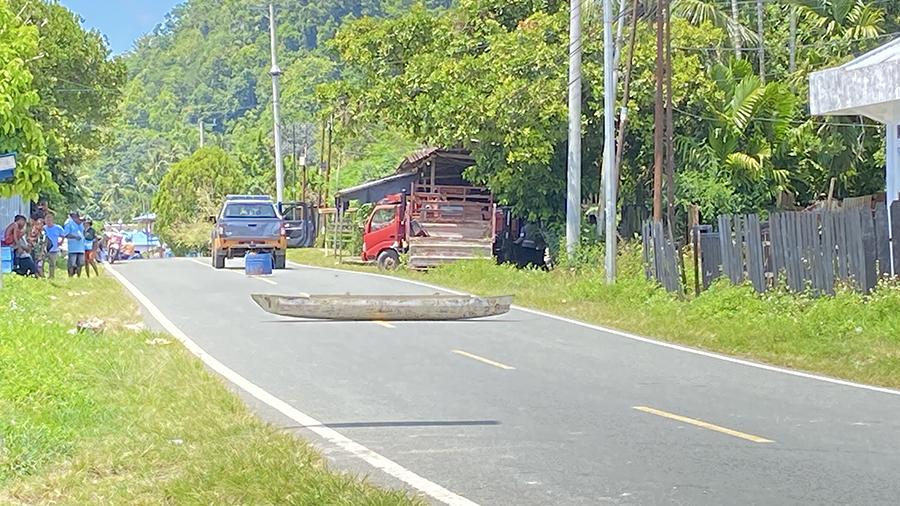 Breaking News - Warga Kaki Air Kaimana Palang Jalan Pakai Sampan, Ini Pemicunya