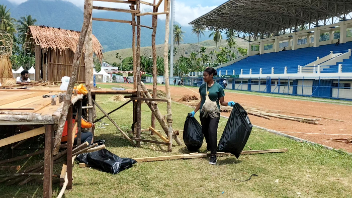 Yolanda Enok, Pelajar SMK Jadi Relawan Kebersihan saat KMAN VI di Jayapura