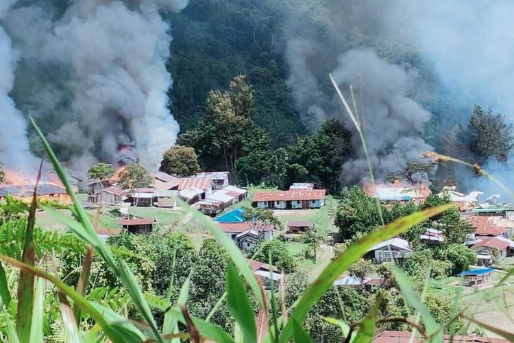 asap-yang-berasal-dari-sejumlah-bangunan-yang-dibakar-KKB-di-Distrik-Kiwirok.jpg