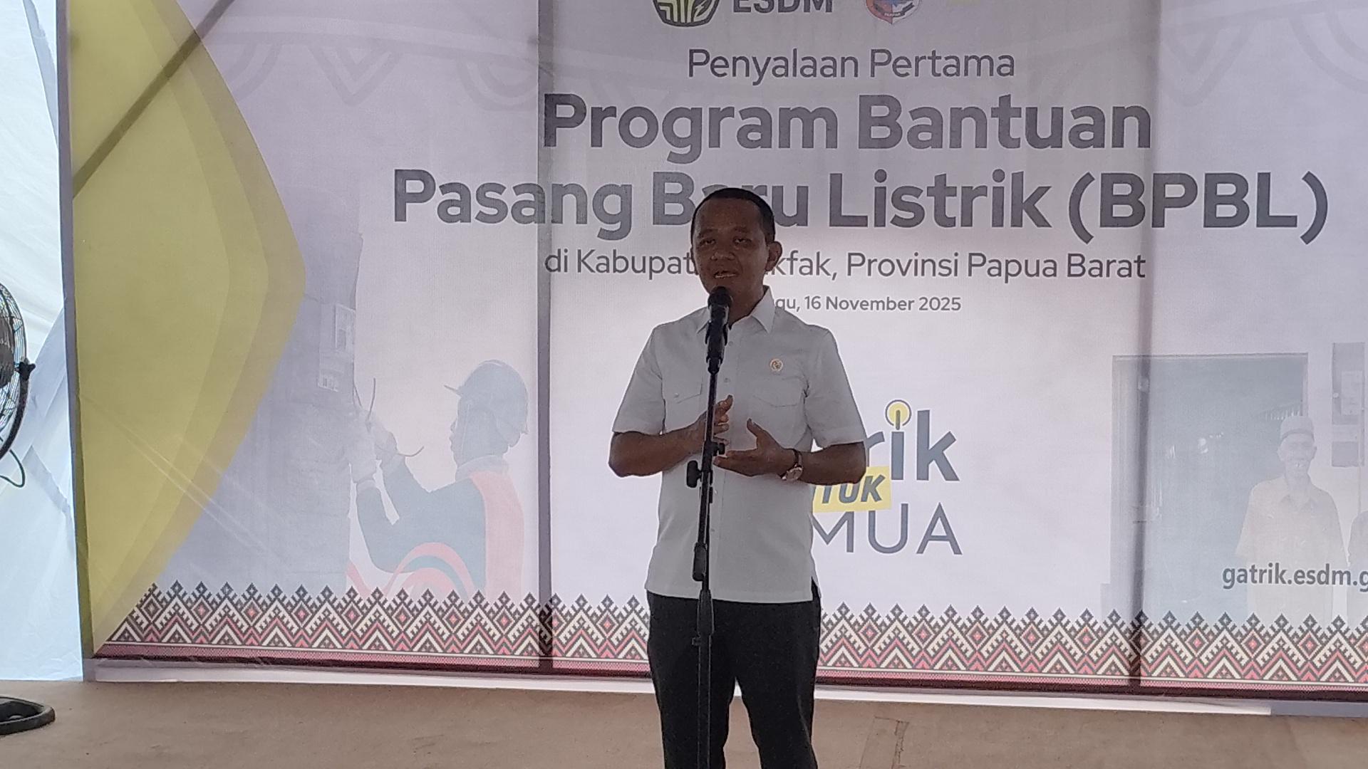 Menteri ESDM Bahlil Lahadalia Serahkan Bantuan Pasang Baru Listrik untuk 100 Warga Fakfak