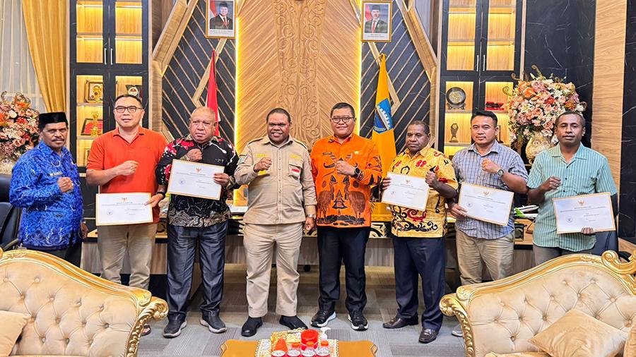 Bupati Manokwari Hermus Indou Kembali Lantik Tenaga Ahli, Berikut Daftarnya